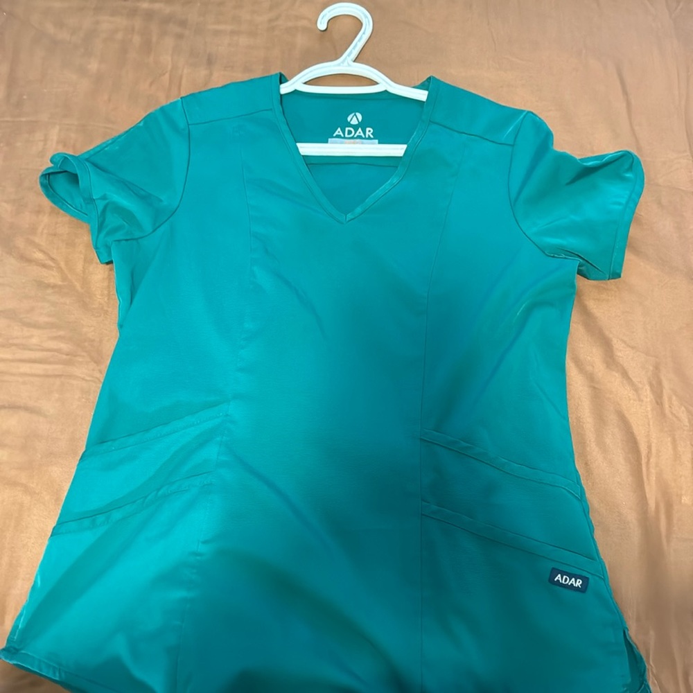 Adar Pro scrub top size S good as new color green